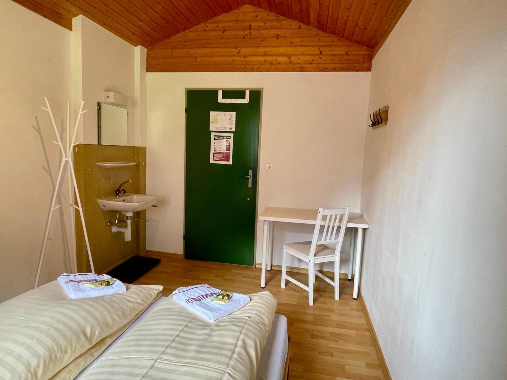 Alpine Base Hostel - Adults Only 劳特布龙嫩 外观 照片