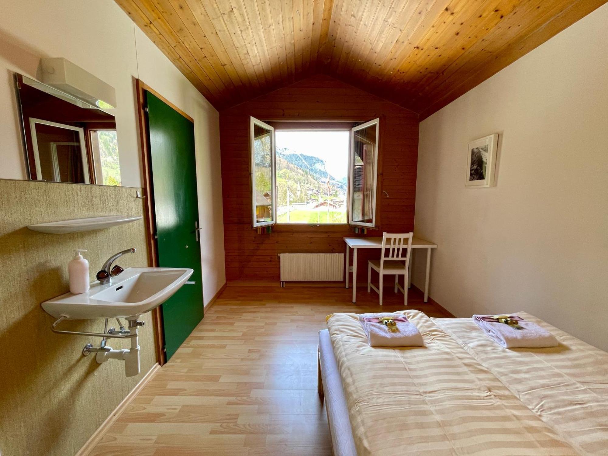 Alpine Base Hostel - Adults Only 劳特布龙嫩 外观 照片