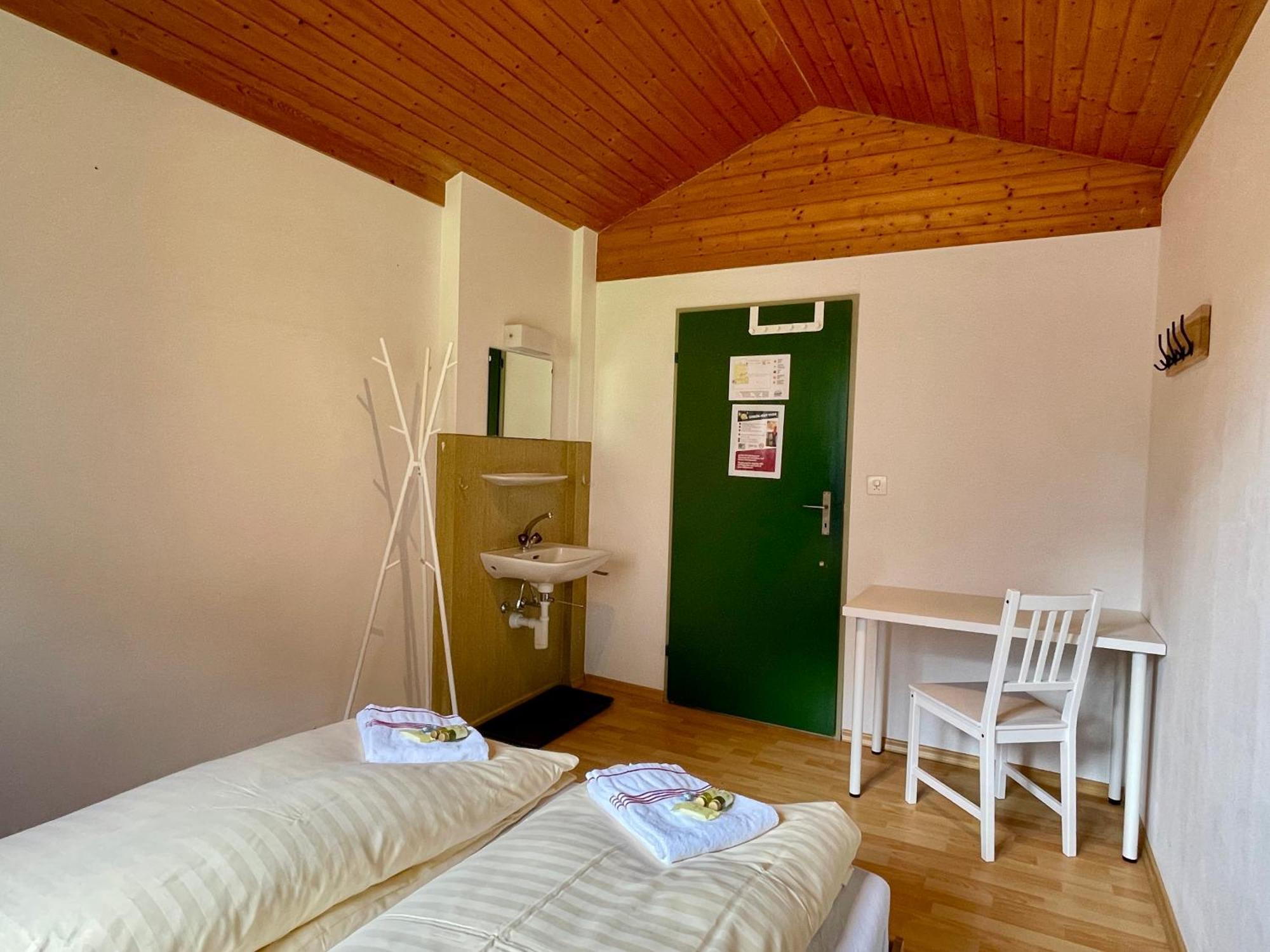 Alpine Base Hostel - Adults Only 劳特布龙嫩 外观 照片