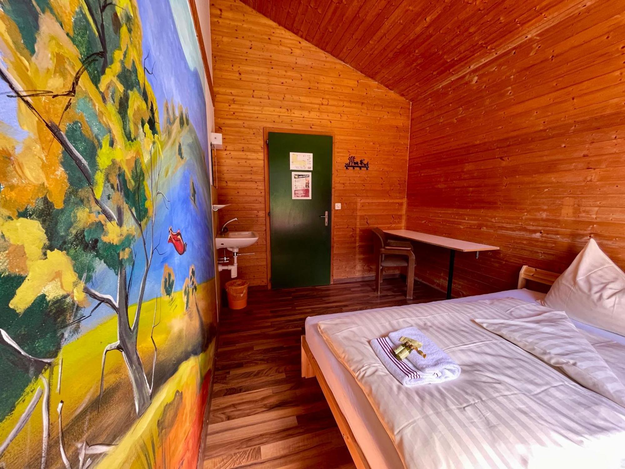 Alpine Base Hostel - Adults Only 劳特布龙嫩 外观 照片